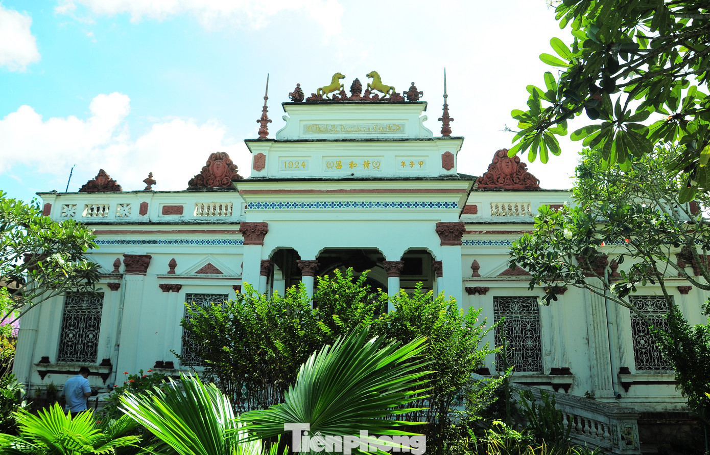 Ngôi nhà có đường nét cổ kính, tiêu biểu cho kiến trúc Pháp đầu thế kỷ XX. Tuy nhiên, phần lớn tiện nghi trong nhà cũng như cách bố trí và đề tài lại mang phong cách Á Đông, thuần Việt, là một công trình đặc sắc về điêu khắc và hội họa. Nhà cổ Huỳnh Kỳ được UBND tỉnh Trà Vinh xếp hạng di tích cấp tỉnh năm 2011, thuộc loại hình di tích kiến trúc nghệ thuật.