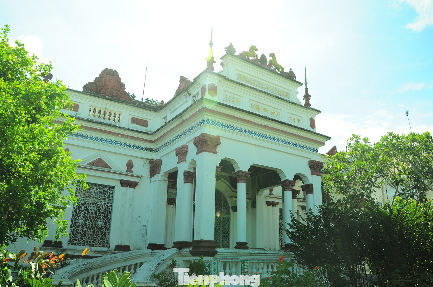 Công trình được nhóm thợ ở Sài Gòn, Huế và tại địa phương xây dựng, gồm nhà chính, nhà kho, nhà sau, cổng, rào...