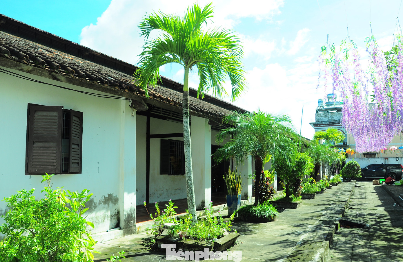 Dãy nhà kho bên trái quay mặt vào nhà chính. Ngoài nhà chính trước đây còn có nhà sau nằm song song và thông với nhà chính bằng các đường dẫn có trần che. Cuối dãy nhà kho bên trái nhà sau có Tây lầu để vọng cảnh.