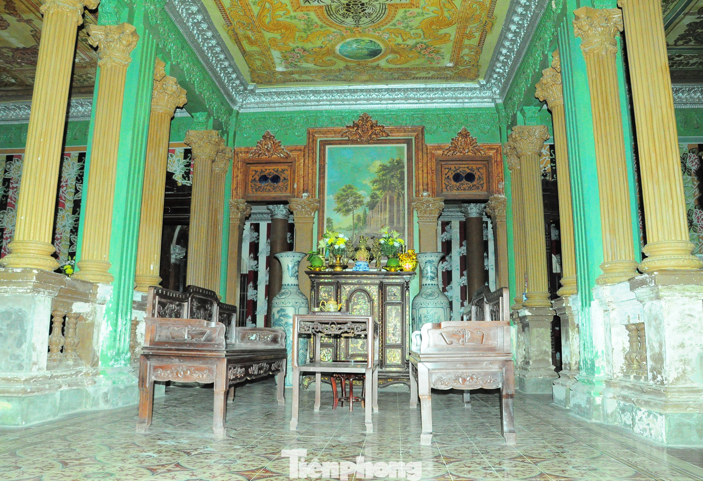 Gian chính ngôi nhà.