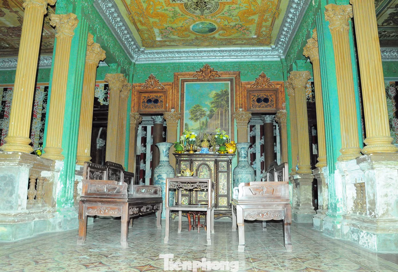 Gian chính ngôi nhà.