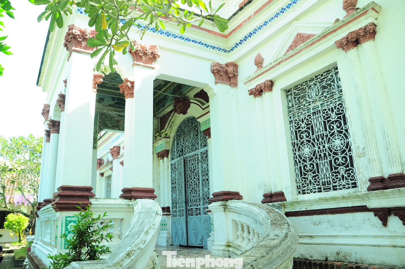 Ngôi nhà chính hình chữ nhật theo hướng Bắc - Nam, dài 20m, rộng 18m.