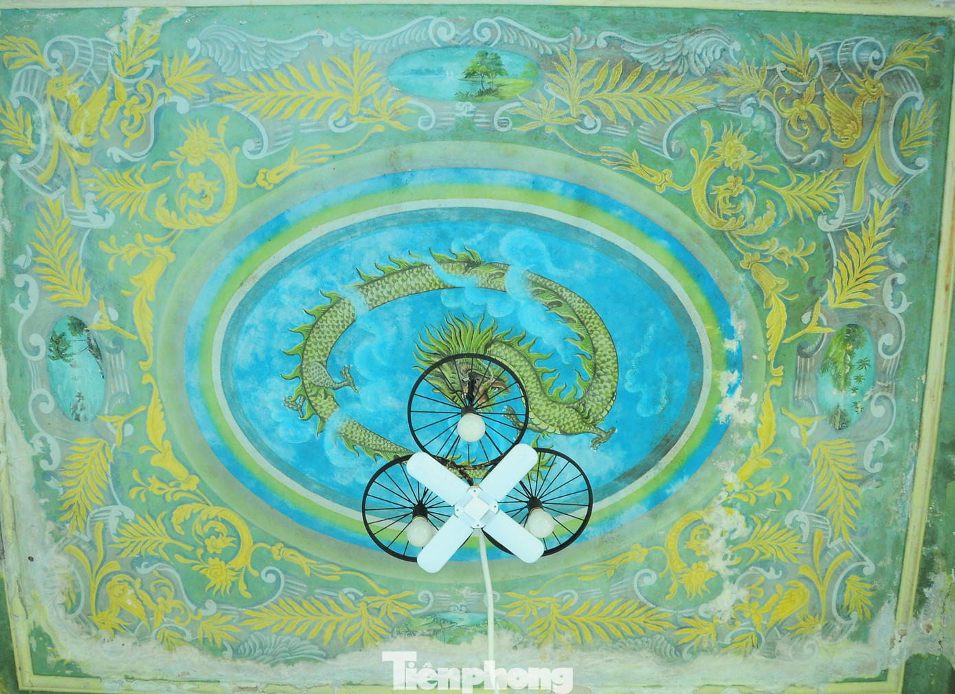 Hoa văn ở trần sảnh, kết hợp với bóng đèn, quạt trần...