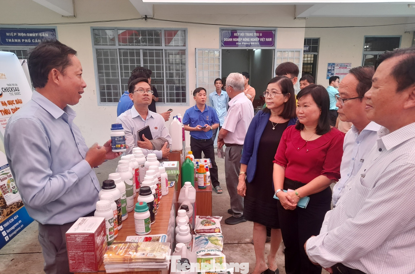 Đại biểu tham quan trưng bày sản phẩm tại sự kiện. Ảnh: CK