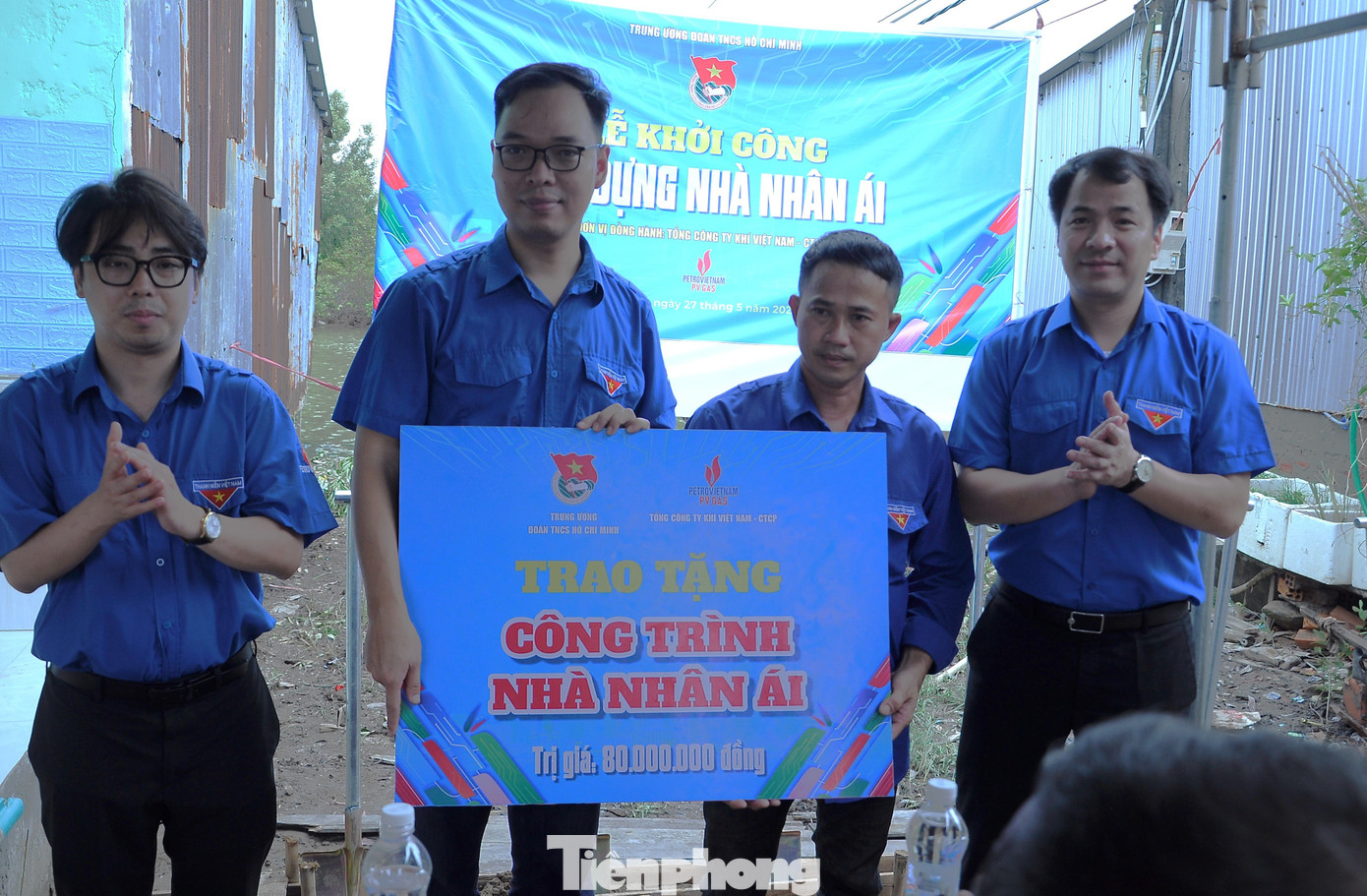 Trao tặng nhà nhân ái cho đoàn viên Trịnh Quốc Trung. Trao tặng nhà nhân ái cho đoàn viên Trịnh Quốc Trung.