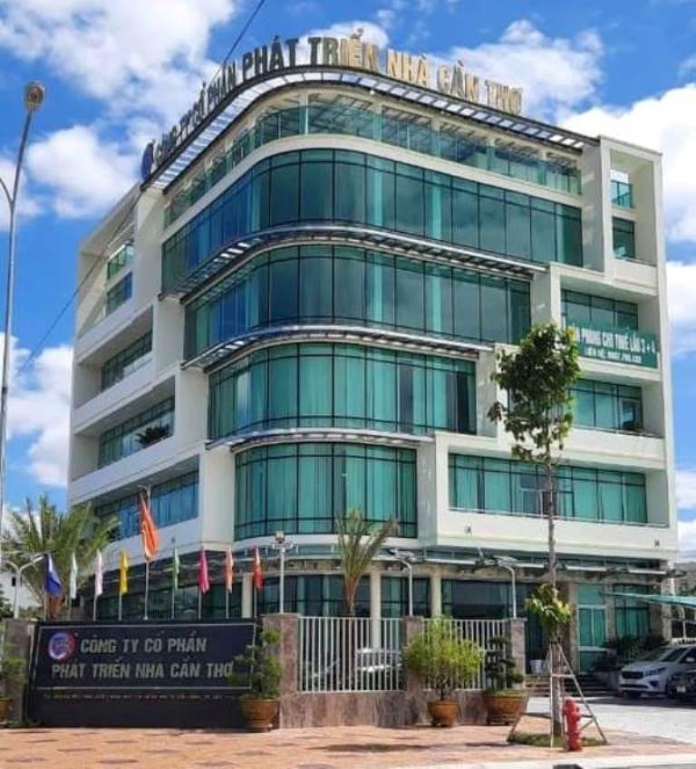 Công ty CP Phát triển nhà Cần Thơ nợ thuế hơn 3,5 tỷ đồng. Doanh nghiệp này gần đây cũng bị TAND TP Cần Thơ tuyên buộc giao lại nền tái định cư cho một hộ dân sau khi lấy đất của họ không thông báo và không giái quyết 11 năm. Công ty CP Phát triển nhà Cần Thơ nợ thuế hơn 3,5 tỷ đồng. Doanh nghiệp này gần đây cũng bị TAND TP Cần Thơ tuyên buộc giao lại nền tái định cư cho một hộ dân sau khi lấy đất của họ không thông báo và không giái quyết 11 năm.