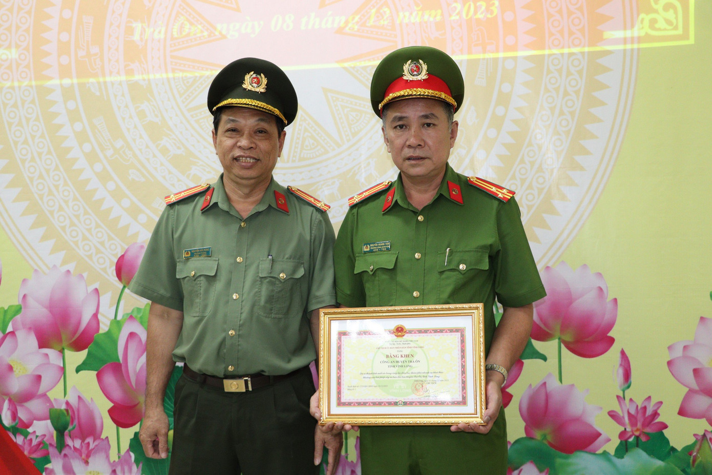 Thượng tá Nguyễn Văn Rong – Trưởng Phòng Công tác đảng và Công tác chính trị, Công an tỉnh Vĩnh Long thừa ủy quyền trao Bằng khen của Chủ tịch UBND tỉnh Vĩnh Long trao cho tập thể Công an huyện Trà Ôn. Thượng tá Nguyễn Văn Rong – Trưởng Phòng Công tác đảng và Công tác chính trị, Công an tỉnh Vĩnh Long thừa ủy quyền trao Bằng khen của Chủ tịch UBND tỉnh Vĩnh Long trao cho tập thể Công an huyện Trà Ôn.