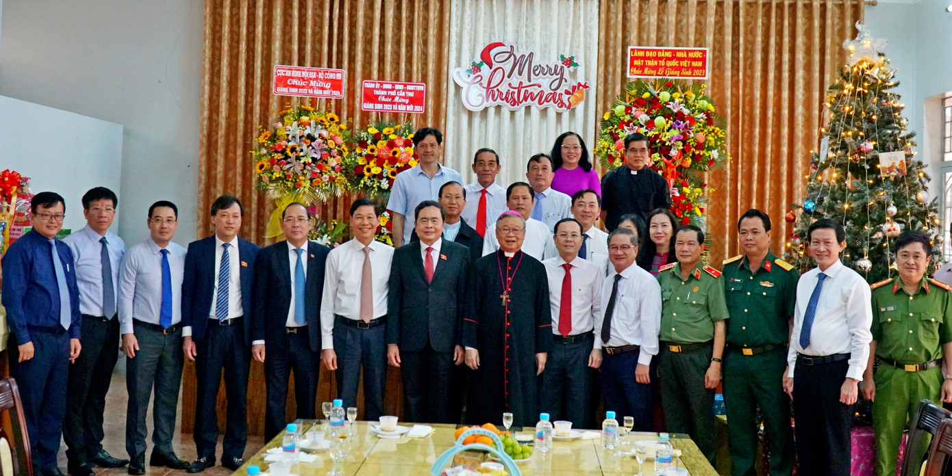 Lãnh đạo T.Ư và thành phố Cần Thơ chụp ảnh lưu niệm với các giám mục, linh mục.