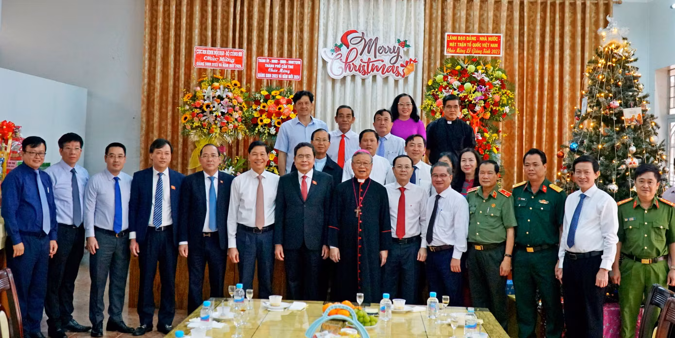 Lãnh đạo T.Ư và thành phố Cần Thơ chụp ảnh lưu niệm với các giám mục, linh mục.