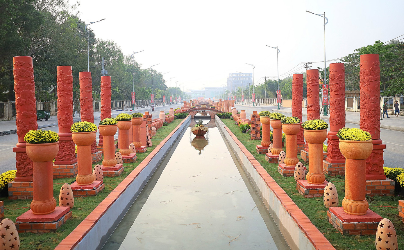 Đường gốm và hoa mừng Xuân Giáp Thìn năm 2024 được thực hiện tại đoạn tiếp giáp đường Phạm Hùng - Võ Văn Kiệt, thành phố Vĩnh Long, tỉnh Vĩnh Long. Đường gốm và hoa mừng Xuân Giáp Thìn năm 2024 được thực hiện tại đoạn tiếp giáp đường Phạm Hùng - Võ Văn Kiệt, thành phố Vĩnh Long, tỉnh Vĩnh Long.