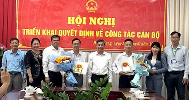 Chủ tịch UBND tỉnh Hậu Giang trao quyết định cho hai cán bộ nghỉ hưu.