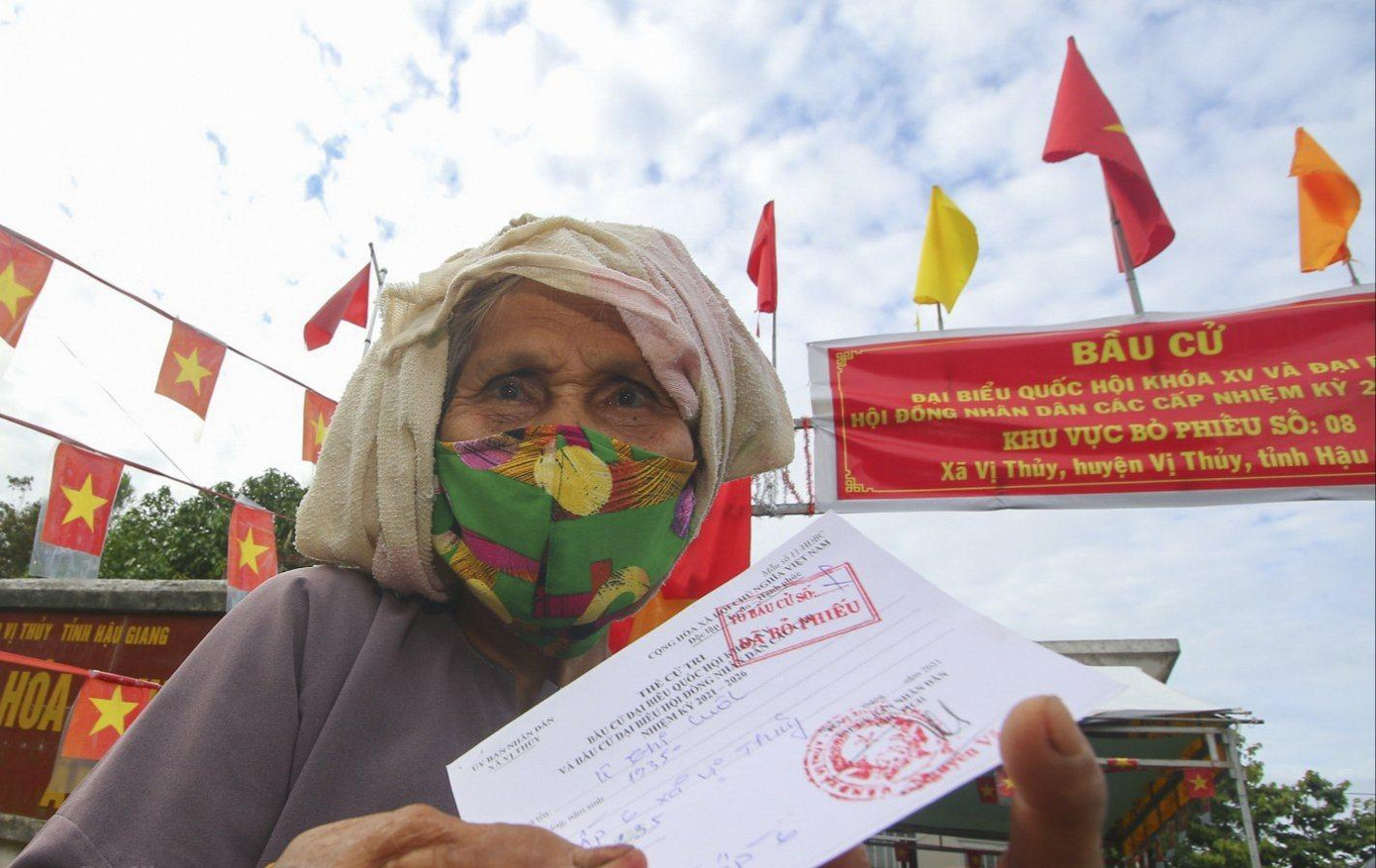 Người già, nơi vùng sâu, vùng xa cũng được thực hiện quyền công dân. Ảnh: Cảnh Kỳ Người già, nơi vùng sâu, vùng xa cũng được thực hiện quyền công dân. Ảnh: Cảnh Kỳ