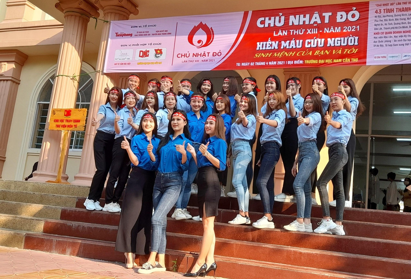 Dàn thí sinh cuộc thi người đẹp Nam Cần Thơ tham gia ngày hội. Dàn thí sinh cuộc thi người đẹp Nam Cần Thơ tham gia ngày hội.