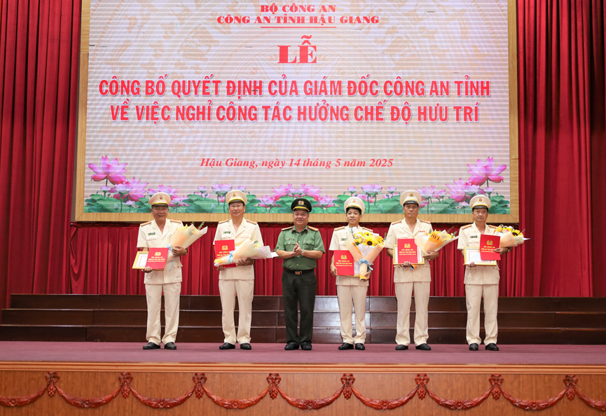 Đại tá Nguyễn Thanh Tràng - Phó Giám đốc Công an tỉnh Hậu Giang trao quyết định, giấy khen cho các đồng chí nghỉ hưu. Đại tá Nguyễn Thanh Tràng - Phó Giám đốc Công an tỉnh Hậu Giang trao quyết định, giấy khen cho các đồng chí nghỉ hưu.