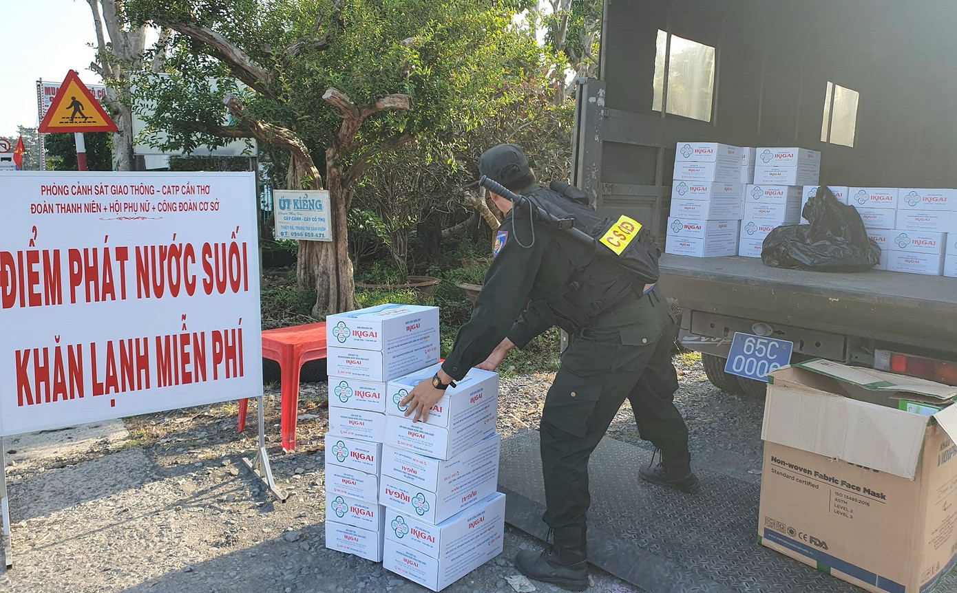 Tại Cần Thơ, Phòng CSGT Công an thành phố tổ chức phát nước suối, khăn lạnh, khẩu trang... tại 2 điểm trên quốc lộ 1 (trước Trạm CSGT Ba Láng, quận Cái Răng) và tại đường dẫn cầu Vàm Cống (huyện Vĩnh Thạnh).