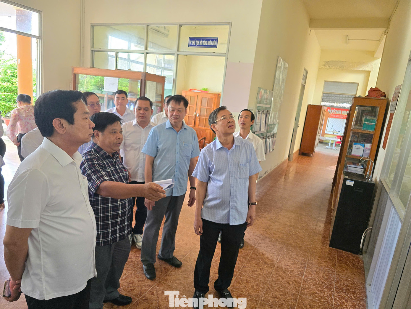 Lãnh đạo thành phố Cần Thơ khảo sát và xem bản thiết kế bố trí phòng làm việc tại trụ sở xã Định Môn. Thành phố cũng lưu ý các địa phương một số vấn đề như bố trí nơi ăn nghỉ của cán bộ, việc chuyển tiếp các thủ tục hành chính, kết nối hệ thống mạng, lưu trữ hồ sơ, hệ thống điện… để đảm bảo hoạt động.