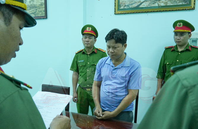 Công an tống đạt quyết định khởi tố và lệnh bắt tạm giam Nguyễn Bảo Trung. Ảnh: Thế Phong Công an tống đạt quyết định khởi tố và lệnh bắt tạm giam Nguyễn Bảo Trung. Ảnh: Thế Phong