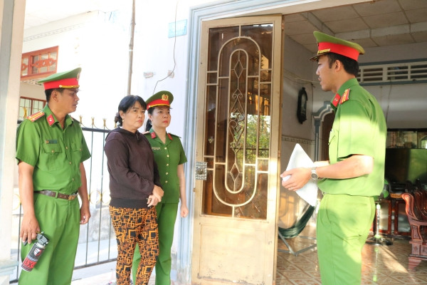 Công an thi hành các quyết định tố tụng đối với Nguyễn Thị Hồng Tươi. Ảnh: Phạm Hơn Công an thi hành các quyết định tố tụng đối với Nguyễn Thị Hồng Tươi. Ảnh: Phạm Hơn