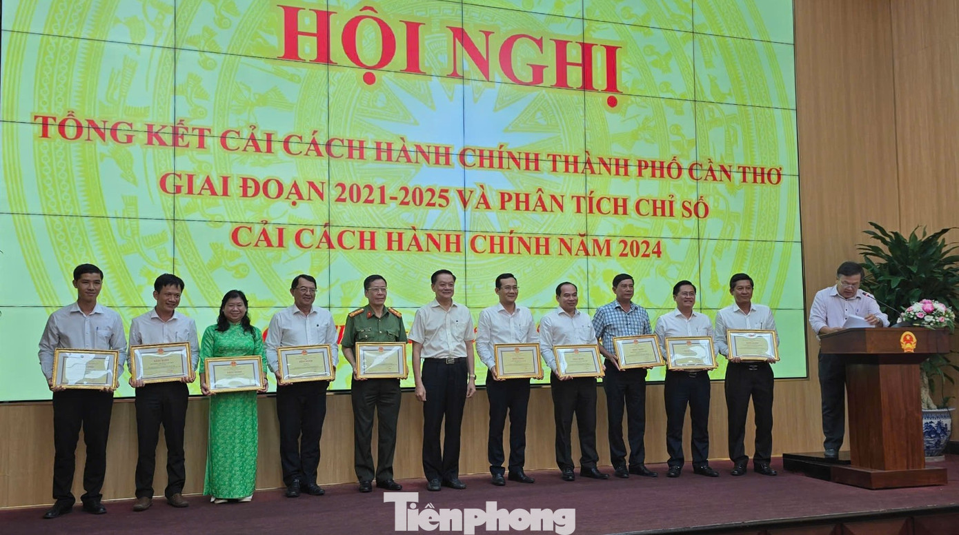 Lãnh đạo UBND TP. Cần Thơ trao khen thưởng các tập thể, cá nhân có thành tích xuất sắc trong thực hiện CCHC giai đoạn 2021-2025. Ảnh: CK Lãnh đạo UBND TP. Cần Thơ trao khen thưởng các tập thể, cá nhân có thành tích xuất sắc trong thực hiện CCHC giai đoạn 2021-2025. Ảnh: CK