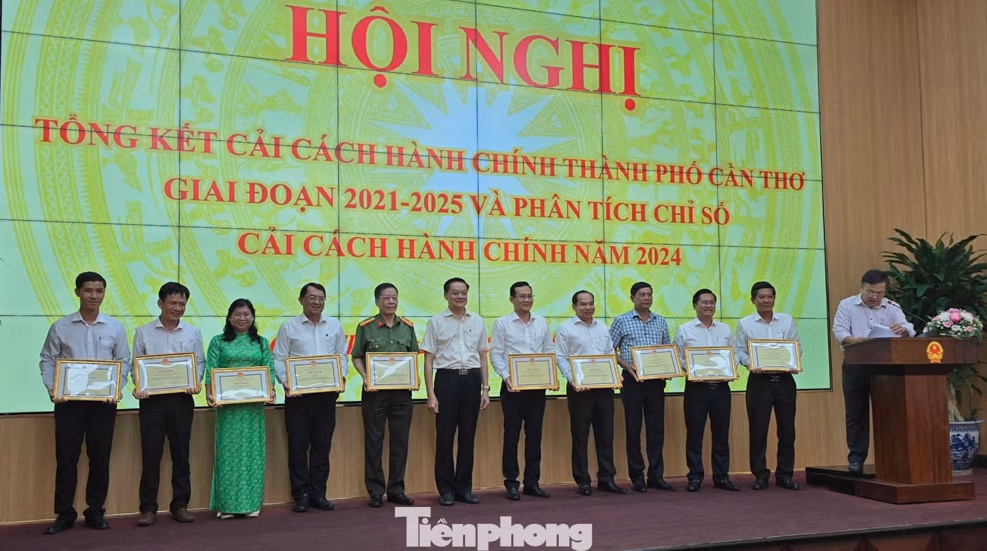 Lãnh đạo UBND TP. Cần Thơ trao khen thưởng các tập thể, cá nhân có thành tích xuất sắc trong thực hiện CCHC giai đoạn 2021-2025. Ảnh: CK