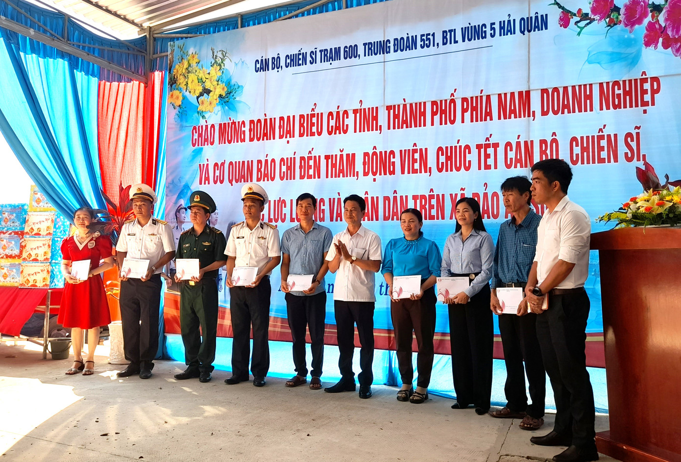 Đại biểu tặng quà các lực lượng và nhân dân xã đảo An Sơn. Đại biểu tặng quà các lực lượng và nhân dân xã đảo An Sơn.