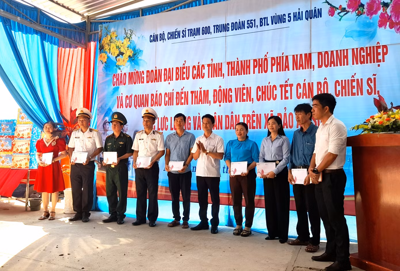 Đại biểu tặng quà các lực lượng và nhân dân xã đảo An Sơn.