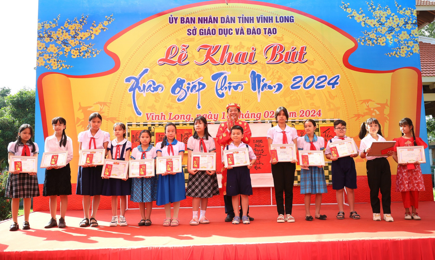 Dịp này, Ban tổ chức cũng trao giải thưởng cho các hội thi "Văn hay - Chữ tốt", "Mâm ngũ quả ngày Tết", thi viết thư pháp...