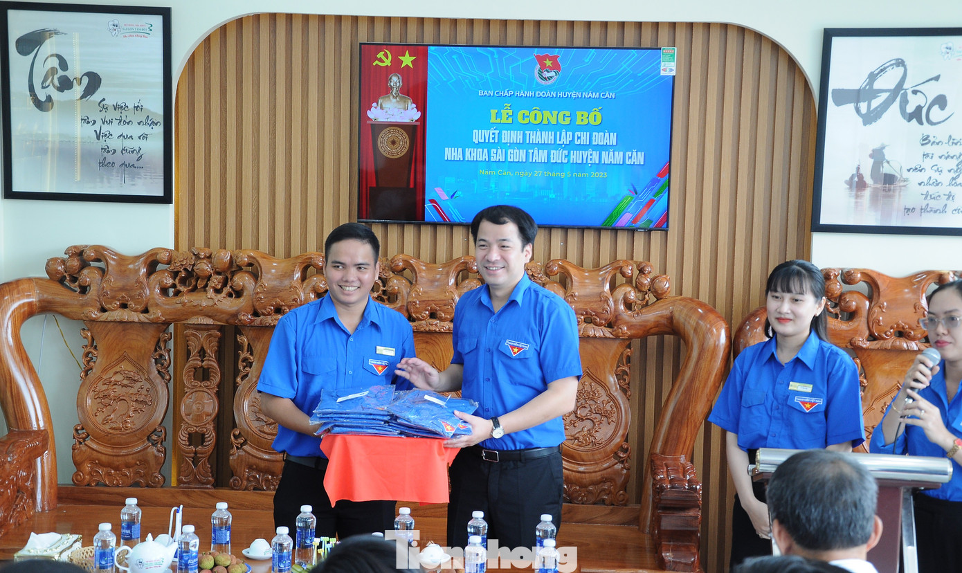 Sau lễ ra quân, T.Ư Đoàn tổ chức nhiều hoạt động ý nghĩa tại các địa phương tỉnh Cà Mau. Trong ảnh: Bí thư T.Ư Đoàn, Chủ nhiệm Ủy ban Kiểm tra T.Ư Đoàn Ngô Văn Cương dự công bố thành lập và tặng quà Chi đoàn Nha khoa Sài Gòn Tâm Đức huyện Năm Căn.