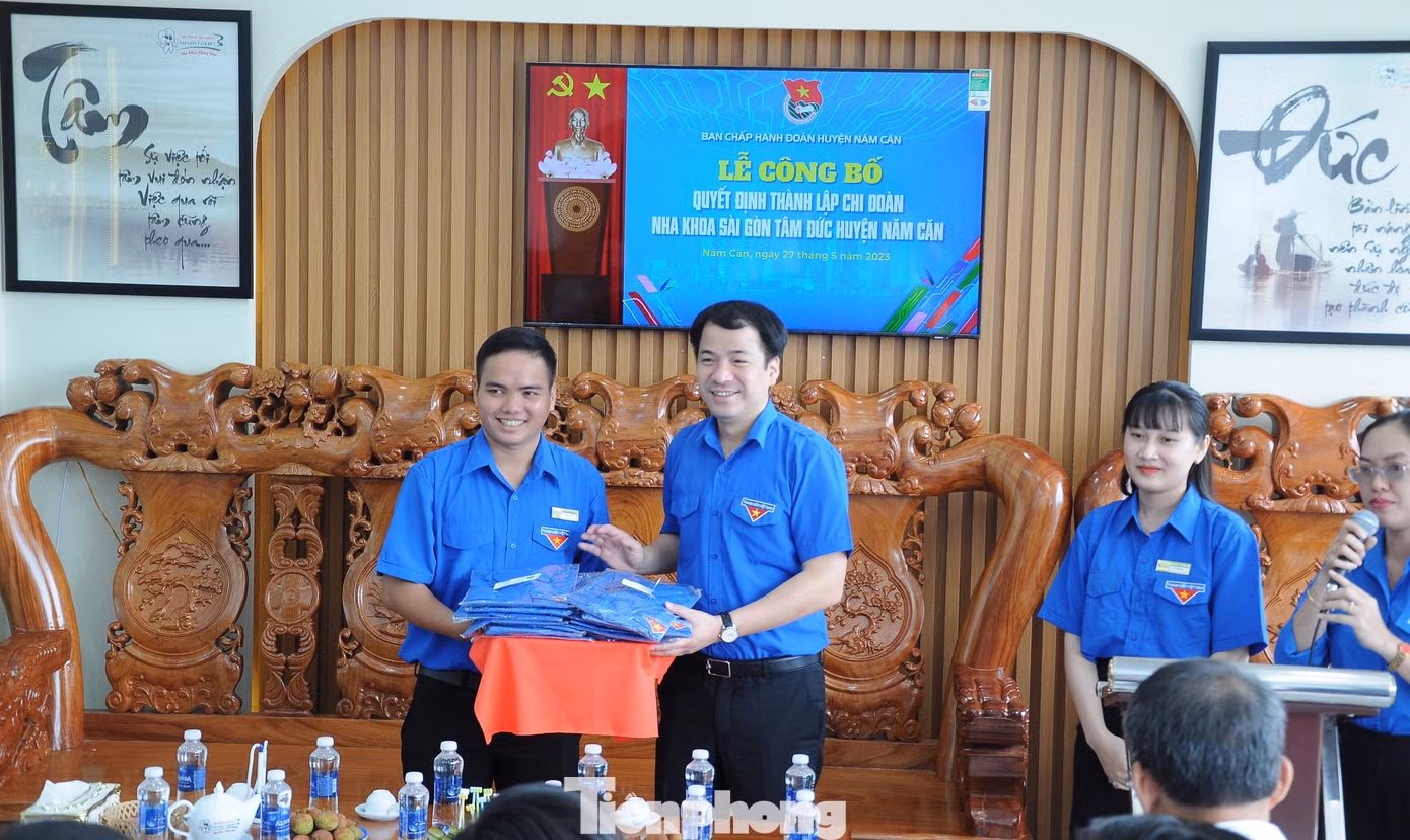 Sau lễ ra quân, T.Ư Đoàn tổ chức nhiều hoạt động ý nghĩa tại các địa phương tỉnh Cà Mau. Trong ảnh: Bí thư T.Ư Đoàn, Chủ nhiệm Ủy ban Kiểm tra T.Ư Đoàn Ngô Văn Cương dự công bố thành lập và tặng quà Chi đoàn Nha khoa Sài Gòn Tâm Đức huyện Năm Căn.