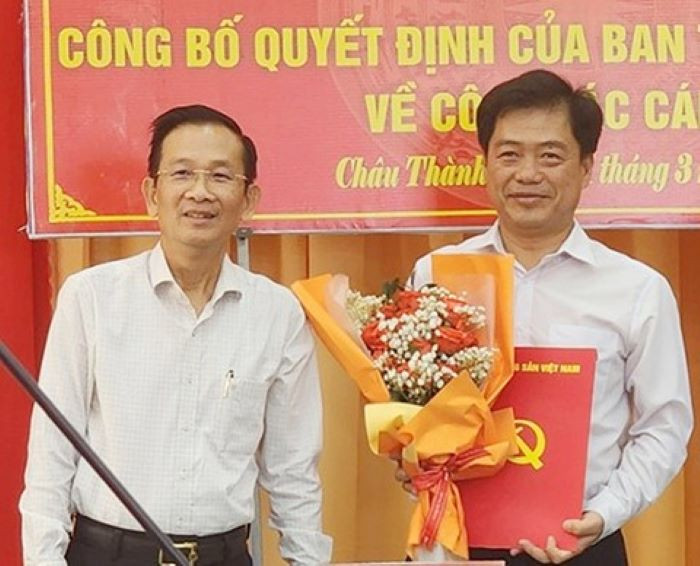 Ông Nguyễn Thiện Nhơn - Trưởng Ban Tổ chức Tỉnh ủy Hậu Giang trao quyết định cho ông Võ Quốc Sử.
