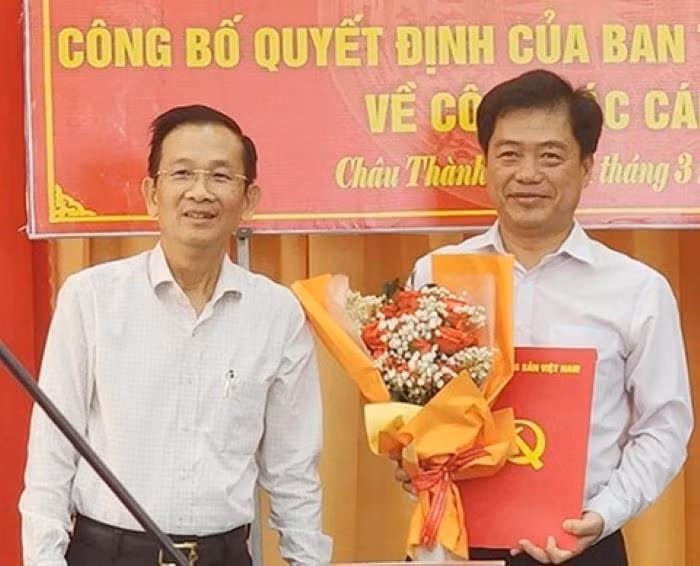 Ông Nguyễn Thiện Nhơn - Trưởng Ban Tổ chức Tỉnh ủy Hậu Giang trao quyết định cho ông Võ Quốc Sử.