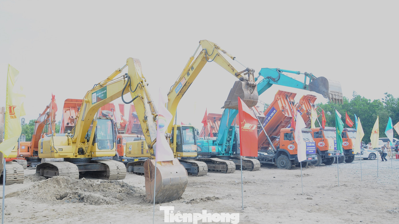 Phương tiện có mặt tại hiện trường, sẵn sàng thi công (Ảnh: Cảnh Kỳ). Phương tiện có mặt tại hiện trường, sẵn sàng thi công (Ảnh: Cảnh Kỳ).