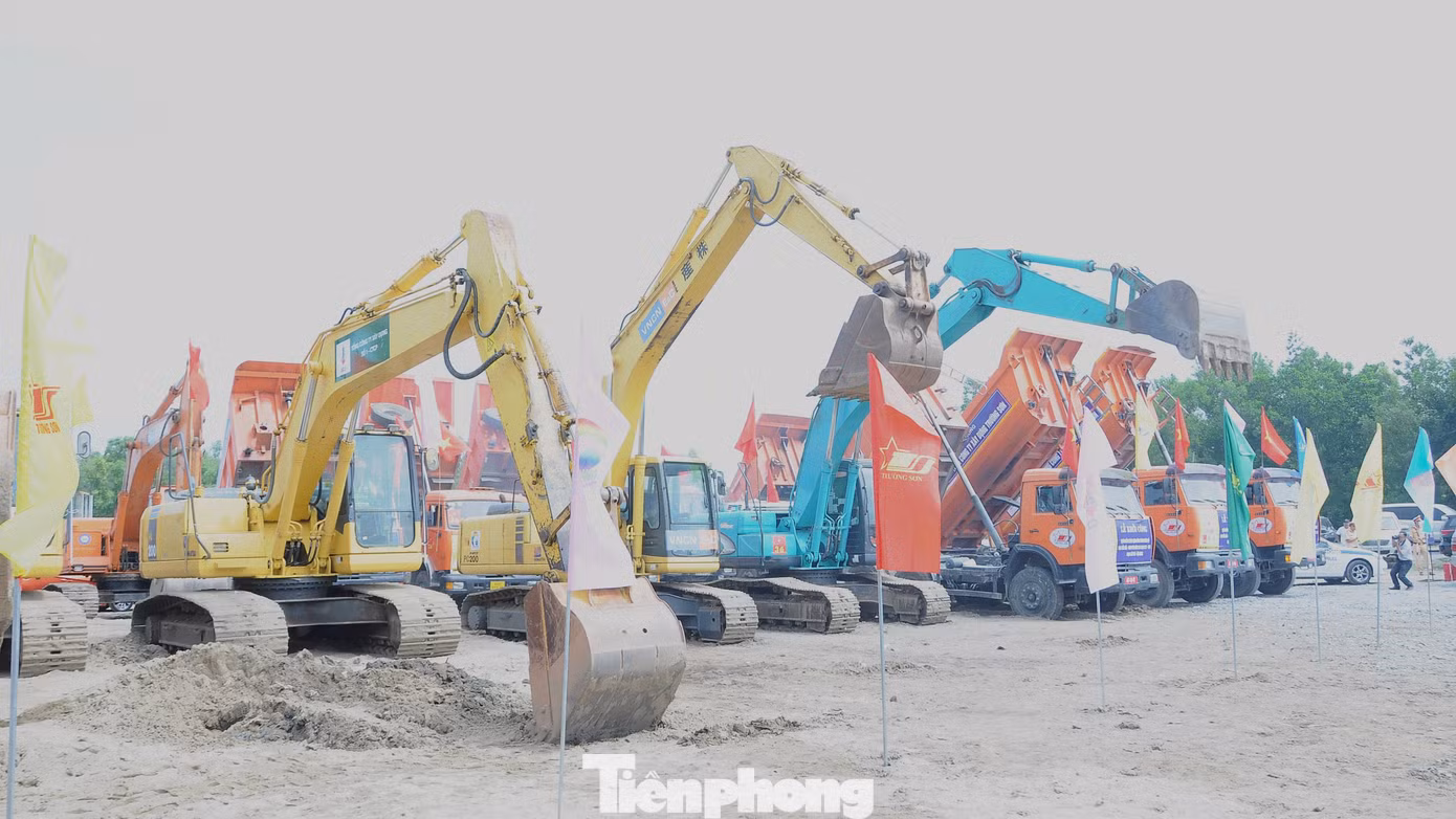 Phương tiện có mặt tại hiện trường, sẵn sàng thi công (Ảnh: Cảnh Kỳ).