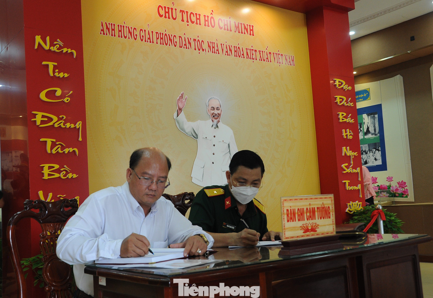 Đại biểu ghi cảm tưởng. Ảnh: CK