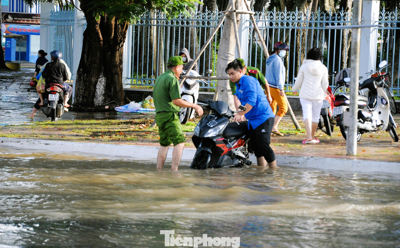 Lực lượng công an giúp dân xử lý sự cố.