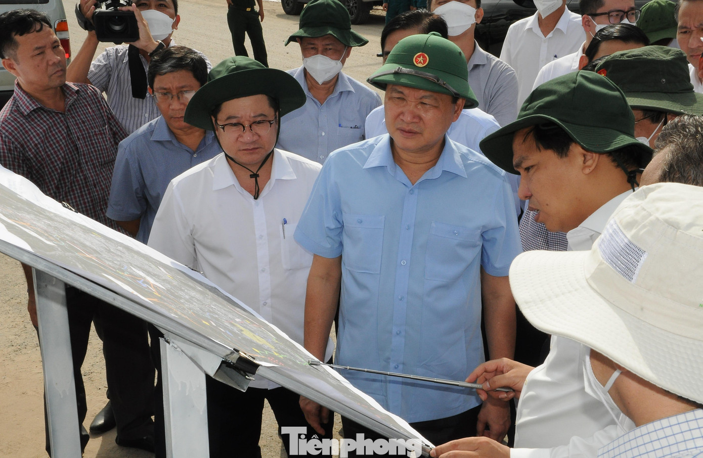 Bí thư Thành ủy Cần Thơ Lê Quang Mạnh thông tin với Phó Thủ tướng Lê Minh Khái tại hiện trường công trình đường nối từ đường Cách Mạng Tháng Tám đến Đường tỉnh 918. Bí thư Thành ủy Cần Thơ Lê Quang Mạnh thông tin với Phó Thủ tướng Lê Minh Khái tại hiện trường công trình đường nối từ đường Cách Mạng Tháng Tám đến Đường tỉnh 918.