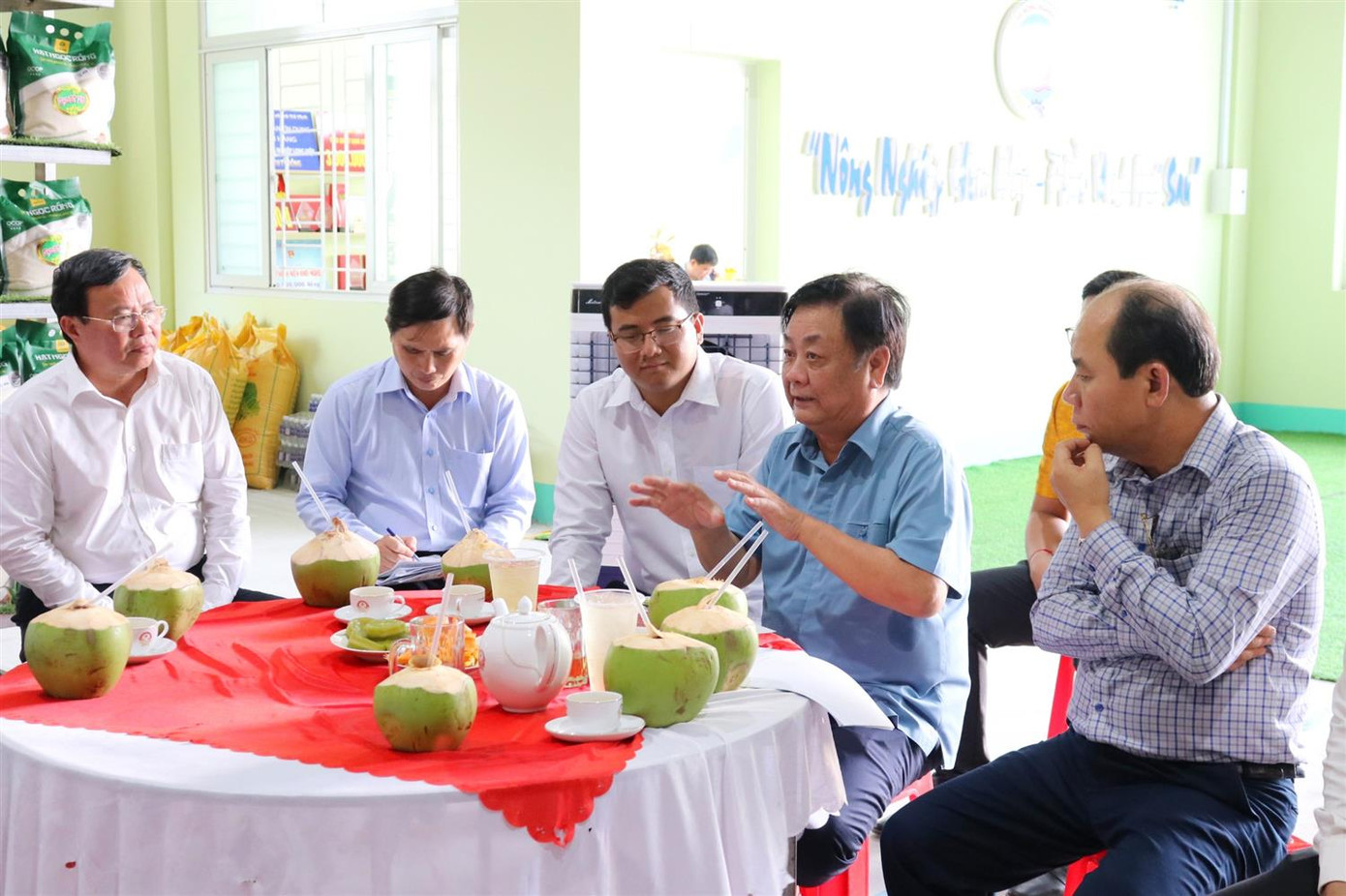 Bộ trưởng Lê Minh Hoan cùng lãnh đạo tỉnh Trà Vinh thăm và làm việc tại HTX Long Hiệp. Ảnh: Trúc Phương Bộ trưởng Lê Minh Hoan cùng lãnh đạo tỉnh Trà Vinh thăm và làm việc tại HTX Long Hiệp. Ảnh: Trúc Phương