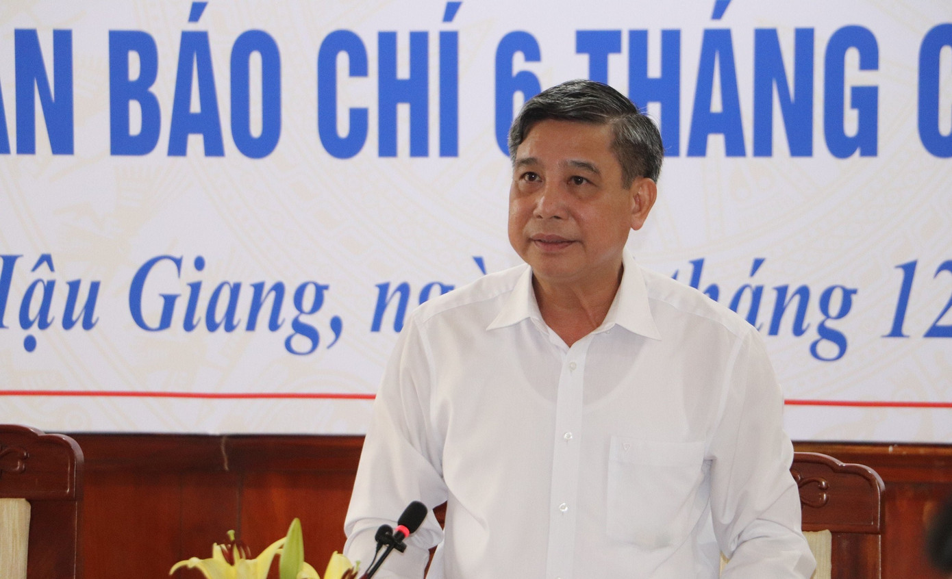Chủ tịch UBND tỉnh Hậu Giang Đồng Văn Thanh thông tin tại hội nghị.
