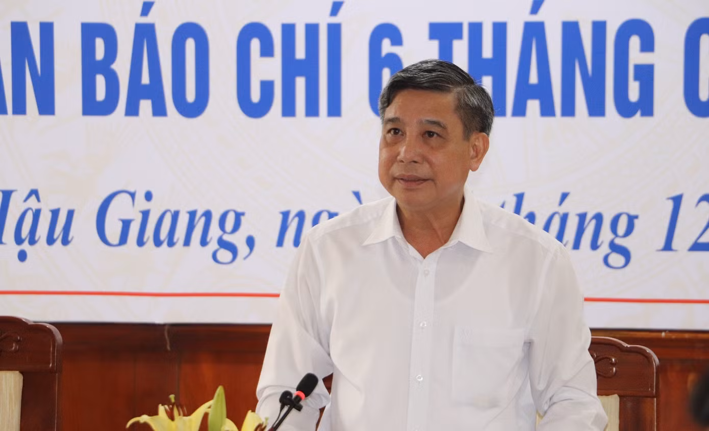 Chủ tịch UBND tỉnh Hậu Giang Đồng Văn Thanh thông tin tại hội nghị.