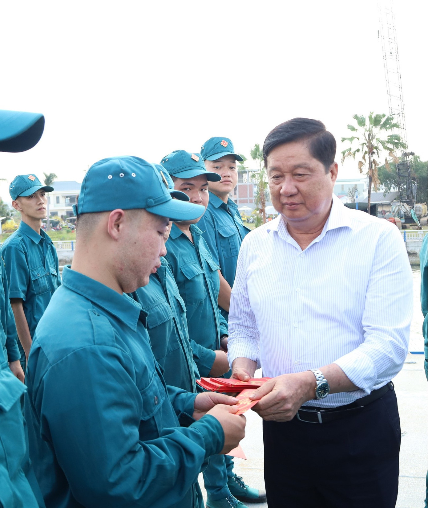 Phó Bí thư Thường trực Thành ủy, Chủ tịch HĐND thành phố Cần Thơ Phạm Văn Hiểu (trái) và Chủ tịch UBND thành phố Trần Việt Trường tặng quà cán bộ, chiến sĩ.