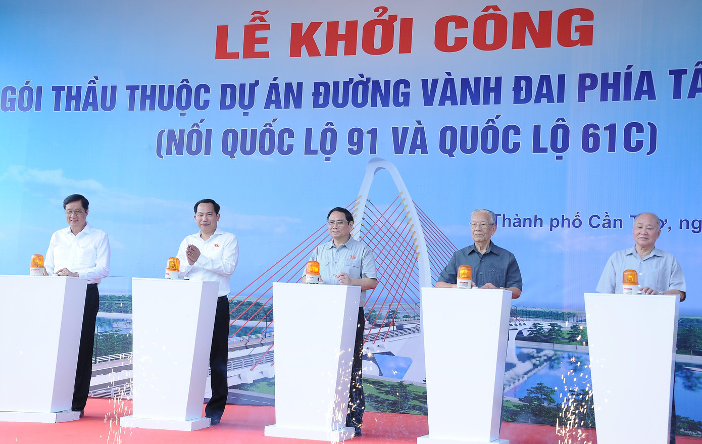 Thủ tướng Phạm Minh Chính cùng đại biểu nhấn nút khởi công dự án.