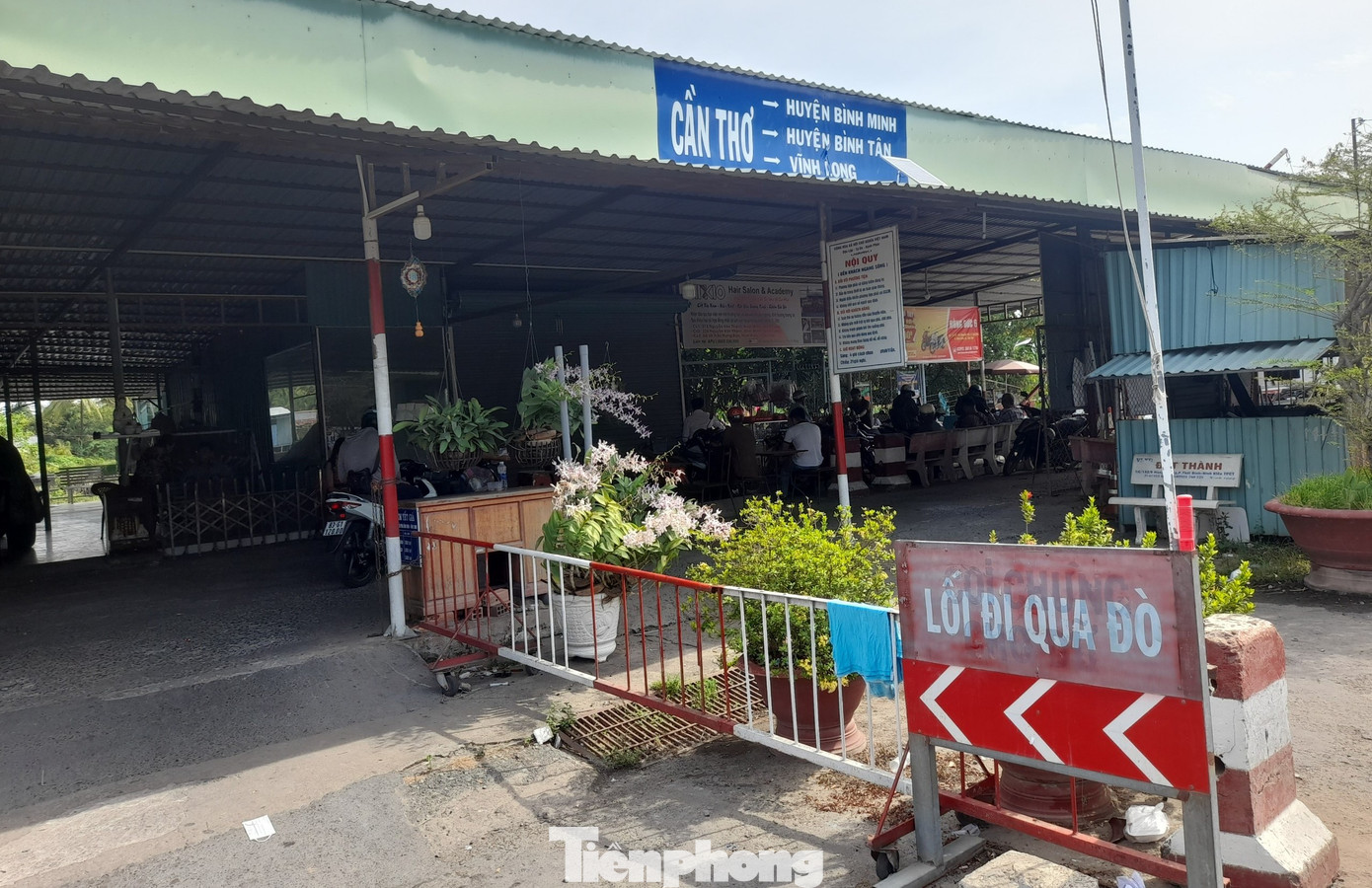 Bến phà phục vụ người dân hai bờ sông Hậu qua lại mỗi ngày. Ảnh: CK