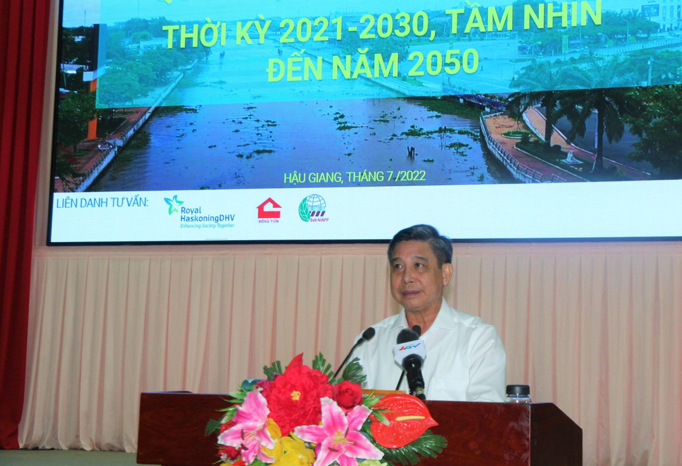 Chủ tịch UBND tỉnh Hậu Giang Đồng Văn Thanh phát biểu tại buổi họp. Chủ tịch UBND tỉnh Hậu Giang Đồng Văn Thanh phát biểu tại buổi họp.