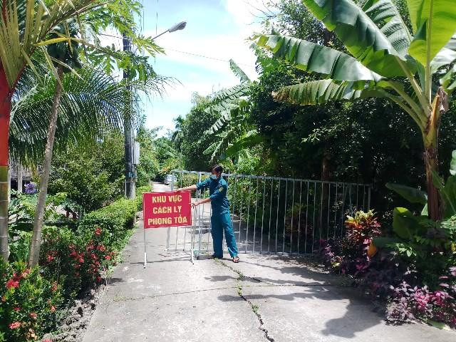 Khu vực phong tỏa ở ấp Long Hòa 2, xã Long Phú. Ảnh: Hồng Diễm