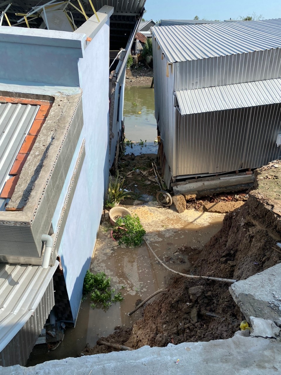 Vụ sạt lở bờ kênh Cần Thơ Bé, phường Thuận Hưng, quận Thốt Nốt.