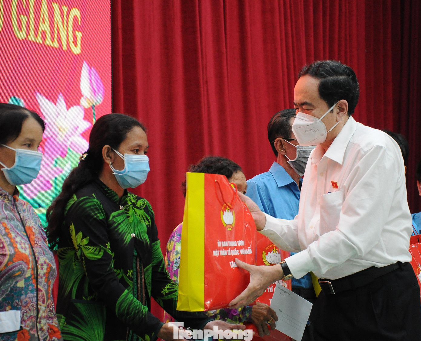 Phó Chủ tịch Thường trực Quốc hội tặng quà cho người dân Hậu Giang. Ảnh: Cảnh Kỳ Phó Chủ tịch Thường trực Quốc hội tặng quà cho người dân Hậu Giang. Ảnh: Cảnh Kỳ