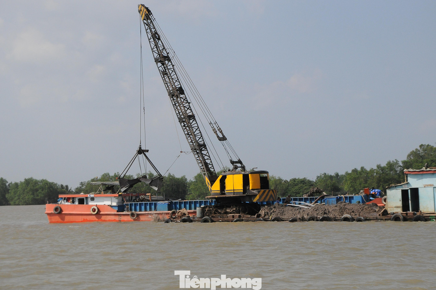 Khai thác cát trên sông Hậu (Ảnh: CK). Khai thác cát trên sông Hậu (Ảnh: CK).