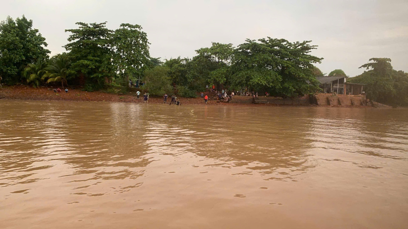 Lực lượng chức năng cùng người dân địa phương tổ chức tìm kiếm bé trai mất tích trên sông Cổ Chiên. Lực lượng chức năng cùng người dân địa phương tổ chức tìm kiếm bé trai mất tích trên sông Cổ Chiên.