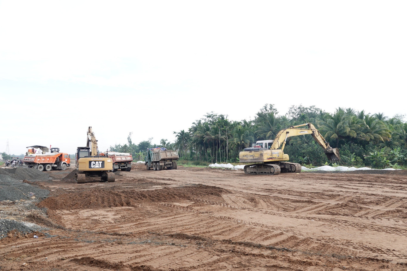 Trên công trường hiện có hơn 1.000 nhân công, cán bộ kỹ thuật, hơn 500 đầu máy móc thiết bị thi công ngày đêm để đáp ứng tiến độ.