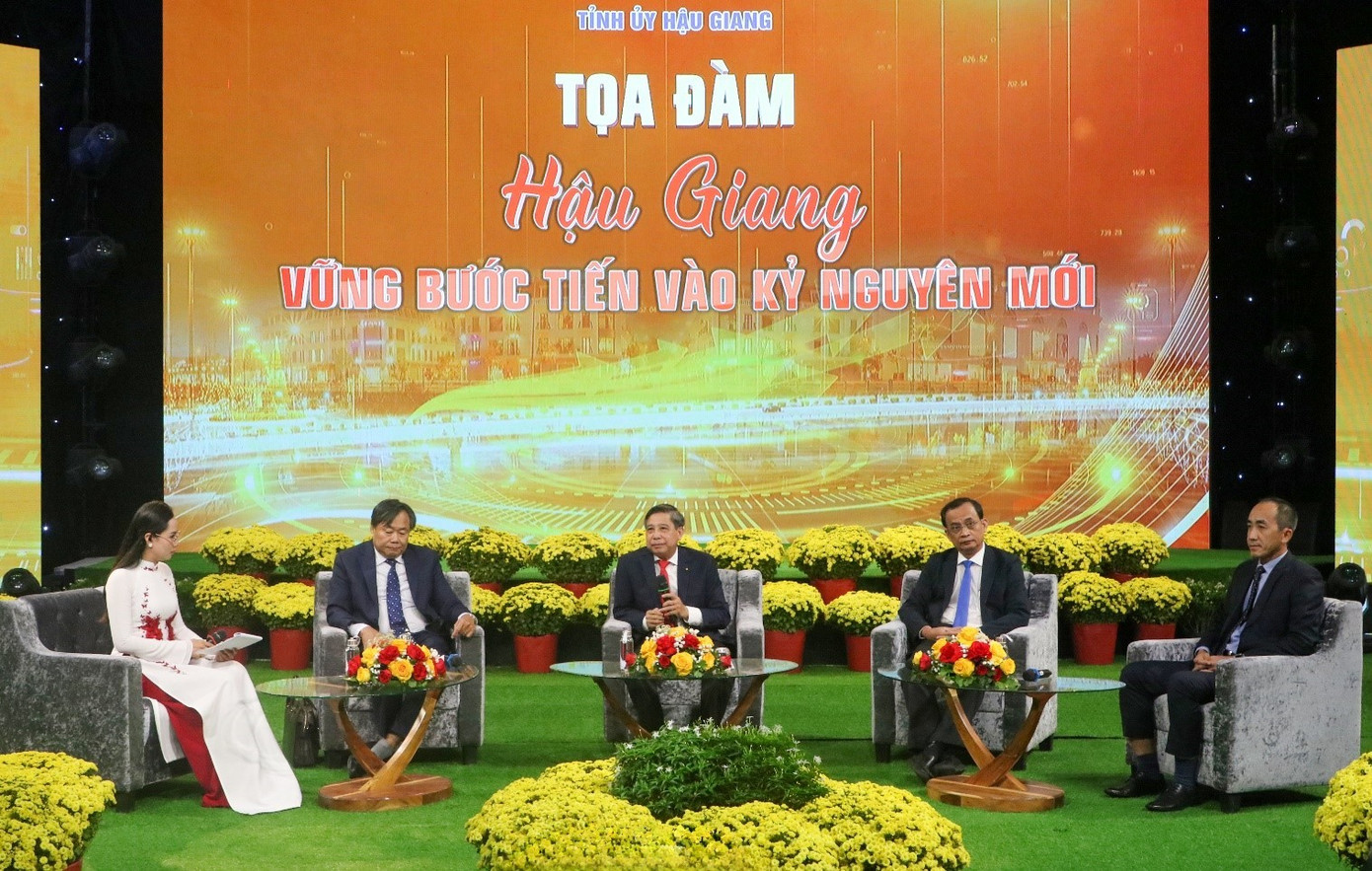 Bí thư Tỉnh ủy, Chủ tịch UBND tỉnh Hậu Giang - Đồng Văn Thanh (giữa) chia sẻ tại tọa đàm.